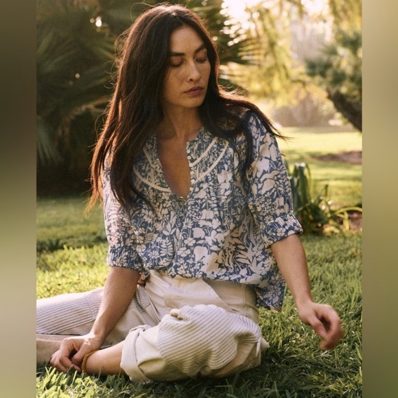 THE GREAT. Tops - The Great. Size 2 (Medium) The Storyteller Top Green Cotton Floral Blouse